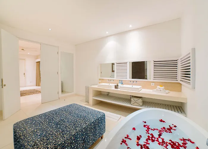 Cassamia Bali - Spacious Luxury 5 Bedroom Villa Jimbaran